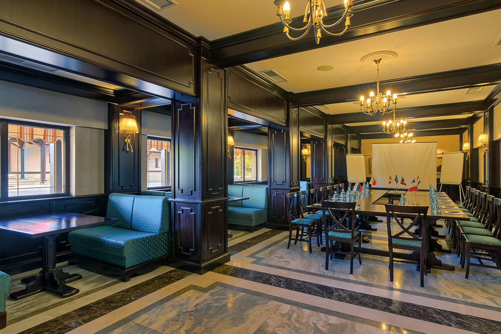 Sala de ședințe, cu lambriuri închise și banchete